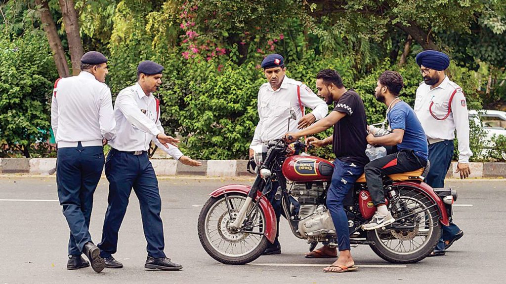 बाइक के काजग ना दिखाने पर पुलिस ने थमाया एक लाख का चालान, युवक के उड़े होश