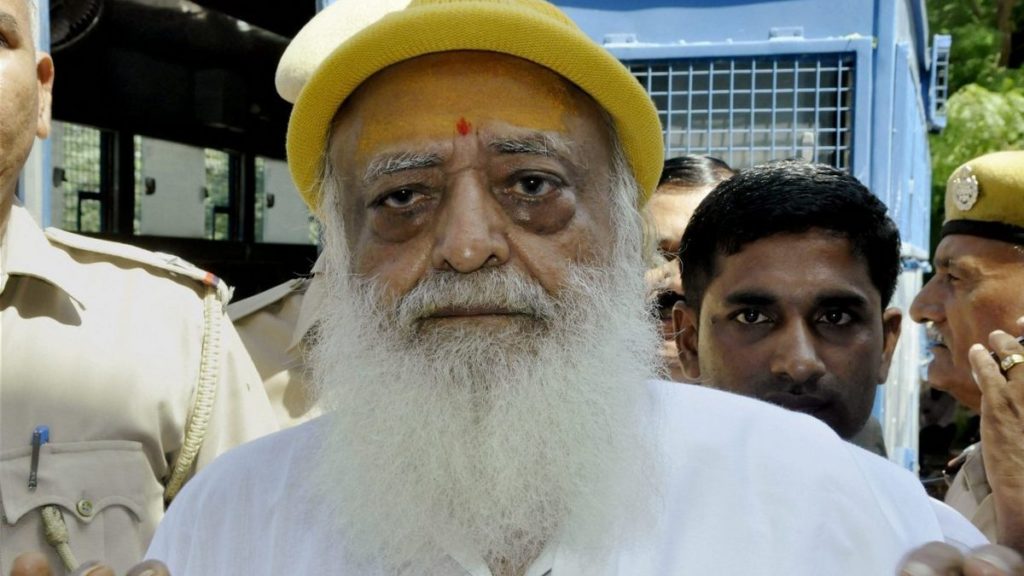 देश के विवादित बाबाओं में आशाराम बापू से लेकर शामिल है राधे माँ, किसी के 4 बच्चे है तो किसी के 3