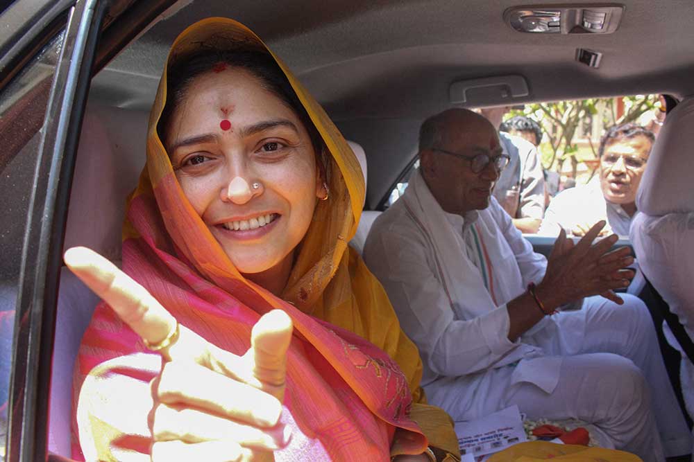 मुलायम सिंह से लेकर शशि थरूर तक, जब इन नेताओं का दिल आया तलाकशुदा पर, जानिए इनकी प्रेम कहानी