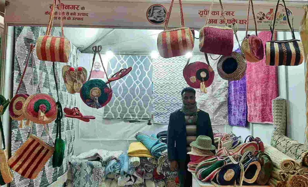 कुशीनगर के रवि ने केले से फाइबर से बनाया बैग और कालीन जैसे कई प्रॉडक्ट
