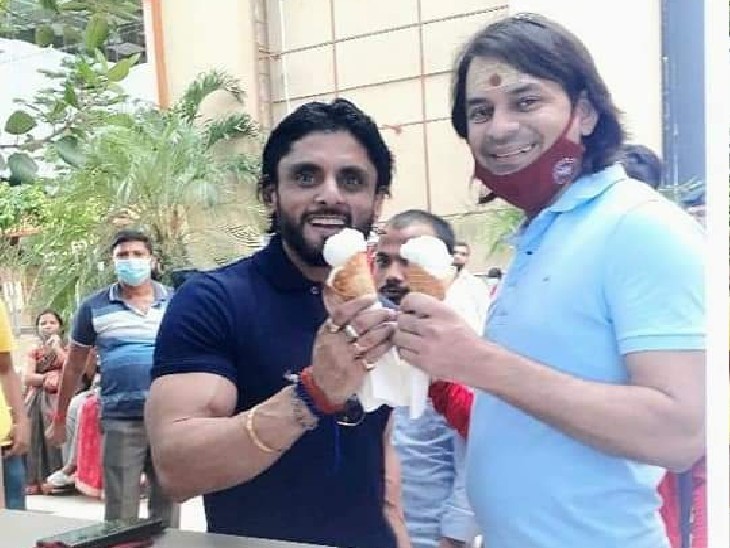 तेजप्रताप यादव की भी आइसक्रीम खाते हुए