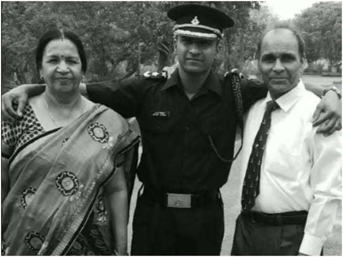 Major Mayank Bishnoi with his parents