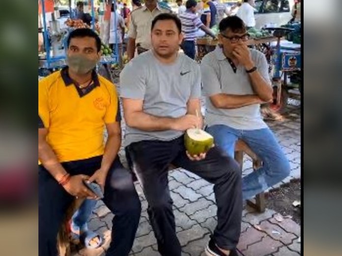 पटना की सड़कों पर नारियल पानी पीते नजर आए तेजस्वी यादव