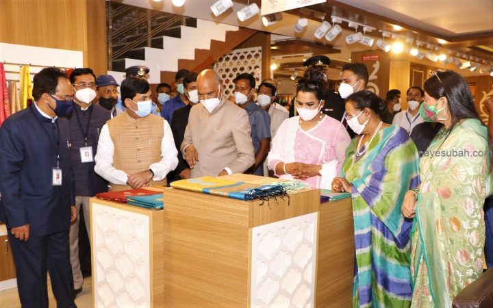 राष्ट्रपति जी ने खादी मॉल मे किए ख़रीदारी