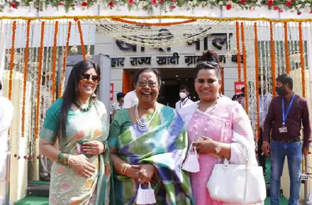राष्ट्रपति जी ने खादी मॉल मे किए ख़रीदारी