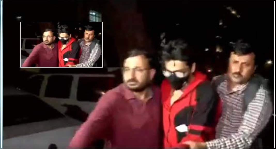 NCB के हिरासत में लिए गए शाहरुख खान के बेटे आर्यन, क्रूज शिप पर रेव पार्टी में थे शामिल