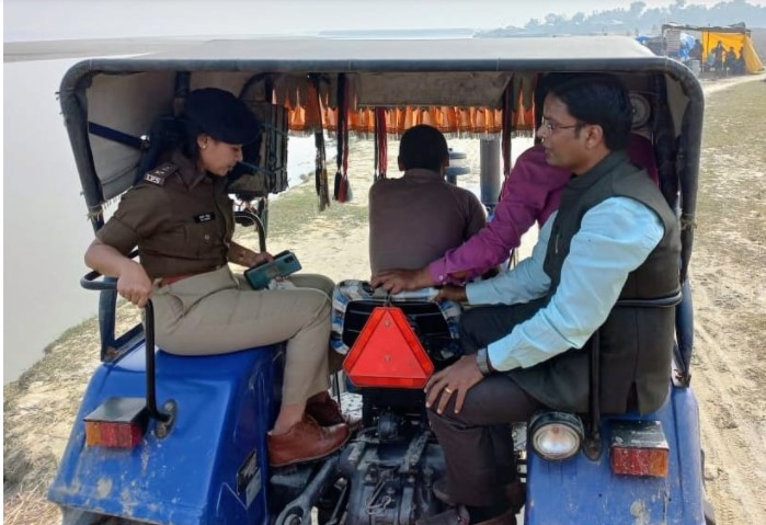सहरसा के डीएम कौशल कुमार और एसपी लिपि सिंह ट्रैक्टर पर सवार