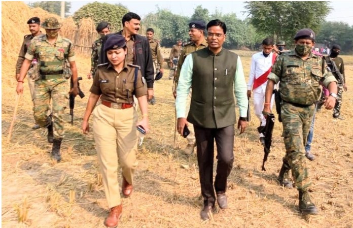 सहरसा के डीएम कौशल कुमार और एसपी लिपि सिंह ट्रैक्टर पर सवार