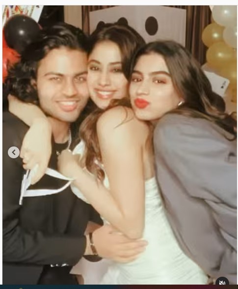 जाह्नवी को किस करते दिखा मिस्ट्री मैन