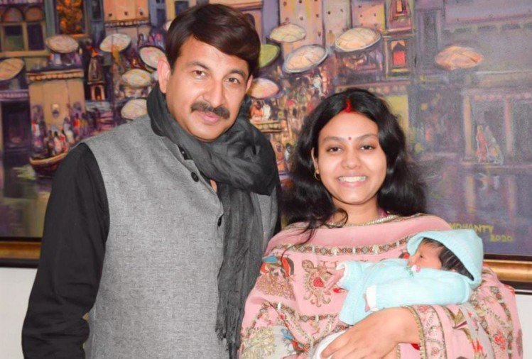 Manoj tiwari with his wife