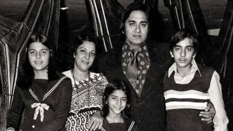 Sanjay dutt with his family