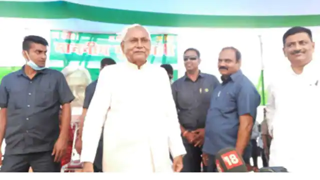CM Nitish Kumar Meet Old Friends