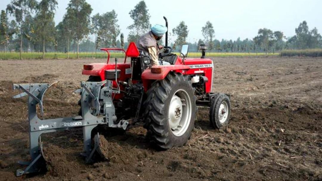 किसानों को खेती के लिए कई तरह की मशीनों के लिए भी सरकार की ओर से सब्सिडी (PM Kisan Tractor Yojana) दी जा रही है।