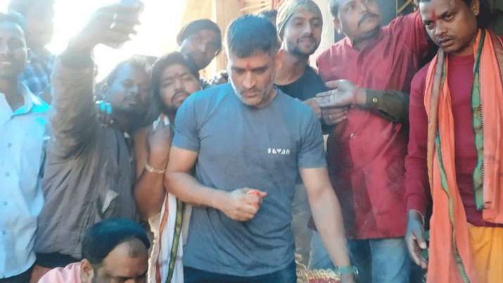 MS Dhoni Knee Treatment