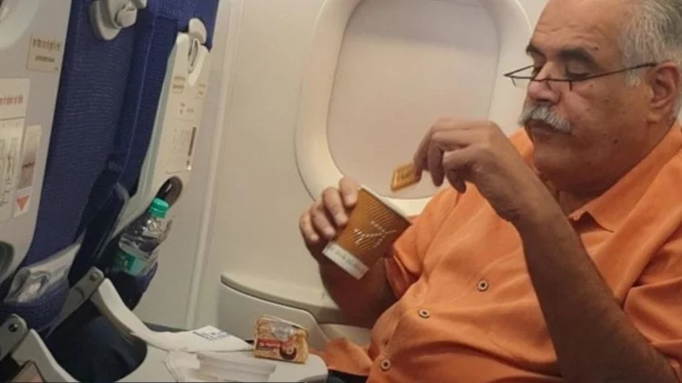 Rahul Bhatia Eat Parle-G During Traveling
