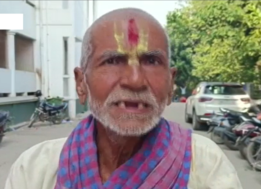 बुजुर्ग रोने लगा तो जज ने कर्ज चुकाया