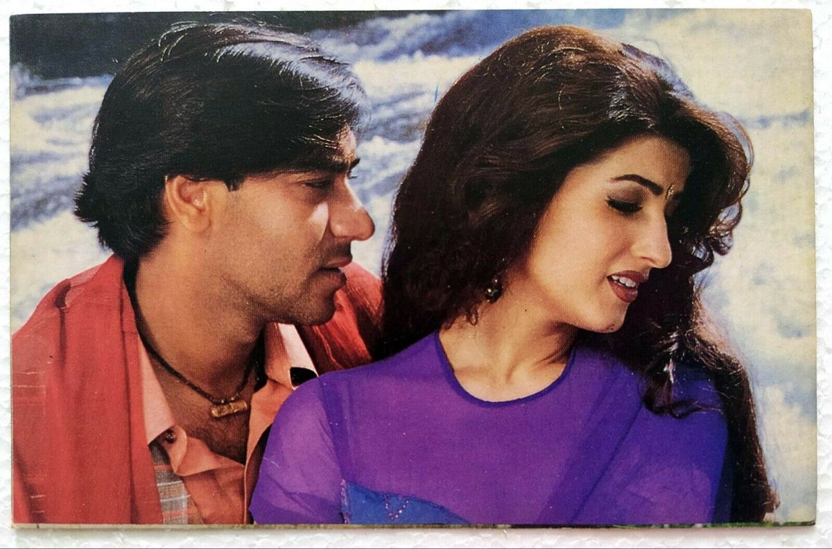 Twinkle Khanna Kissing Scene