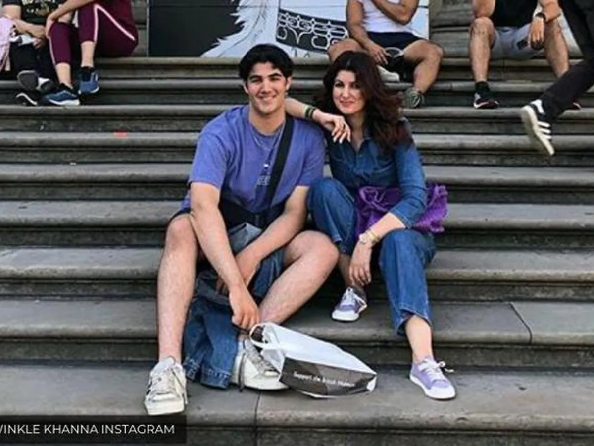 Twinkle Khanna Kissing Scene
