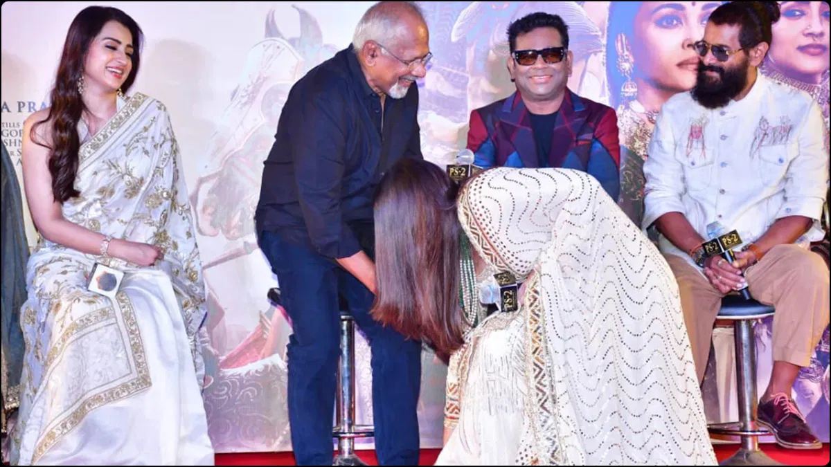 Aishwarya Rai bachchan Touches Mani Ratnam Feet